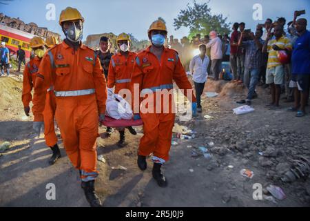 Odisha, India. 03rd giugno, 2023. (230604) -- BALASORE, 4 giugno 2023 (Xinhua) -- i soccorritori spostano il corpo di una vittima di un incidente sul treno nel sito di una collisione nel distretto di Balasore dello stato indiano orientale di Odisha, 3 giugno 2023. Il bilancio delle vittime della collisione di due treni passeggeri nello stato indiano orientale di Odisha è salito a 288 con altri 803 feriti il sabato, secondo i funzionari. Credit: Notizie dal vivo su Xinhua/Alamy Foto Stock