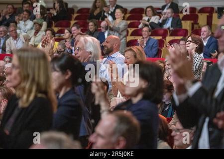 Bruxelles, Belgio. 04th giugno, 2023. I membri del pubblico applaudono durante le finali del Concorso vocale Queen Elisabeth 2023, nella sala concerti Flagey di Bruxelles, sabato 03 giugno 2023. FOTO DI BELGA NICOLAS MAETERLINCK Credit: Belga News Agency/Alamy Live News Foto Stock