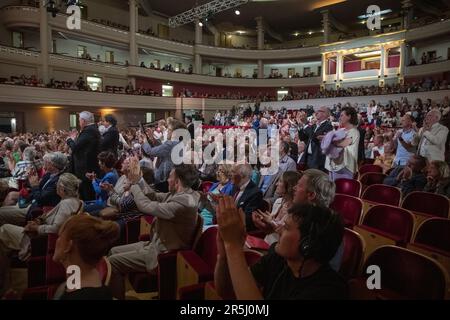 Bruxelles, Belgio. 04th giugno, 2023. I membri del pubblico applaudono durante le finali del Concorso vocale Queen Elisabeth 2023, nella sala concerti Flagey di Bruxelles, sabato 03 giugno 2023. FOTO DI BELGA NICOLAS MAETERLINCK Credit: Belga News Agency/Alamy Live News Foto Stock