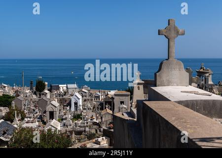 Sete, Herault, Francia. 27th maggio, 2023. Il cimitero marino di Sete è da non perdere quando si visita la città. La città di SÃ¨te, una volta di classe operaia, con i suoi cantieri navali e l'industria della pesca, si sta trasformando in una destinazione turistica leader. La gentrificazione viene accelerata dall'insediamento di lavoratori e artisti nomadi, che stanno facendo salire i prezzi degli immobili. (Credit Image: © Laurent Coust/SOPA Images via ZUMA Press Wire) SOLO PER USO EDITORIALE! Non per USO commerciale! Foto Stock