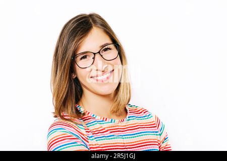 Studio primo piano ritratto di bella giovane donna con capelli castani, indossando colorato arcobaleno top e occhiali Foto Stock