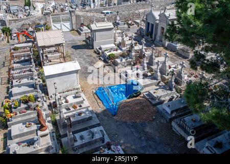 Sete, Francia. 27th maggio, 2023. Il cimitero marino di Sete è da non perdere quando si visita la città. La città di Sète, un tempo di classe operaia, con i suoi cantieri navali e l'industria della pesca, si sta trasformando in una destinazione turistica leader. La gentrificazione viene accelerata dall'insediamento di lavoratori e artisti nomadi, che stanno facendo salire i prezzi degli immobili. (Foto di Laurent Coust/SOPA Images/Sipa USA) Credit: Sipa USA/Alamy Live News Foto Stock