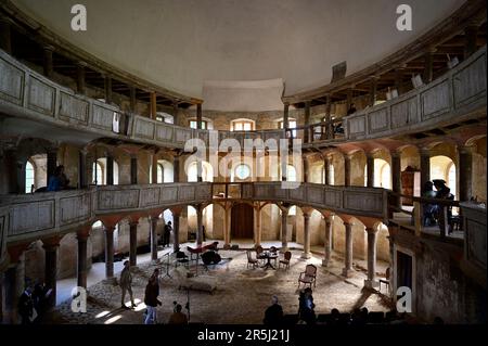 Giovanni Battista Pergolesi: La serva padrona - OPERNINTERMEZZO AUS ZWEI TEILEN, Konzeption und Regie von Eleni Ioannidou, Elvire Beekhuizen/Serpina S Foto Stock