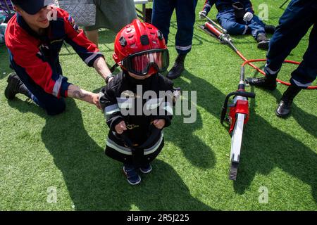 Mosca, Russia. 2nd giugno 2023. I soccorritori del Ministero delle situazioni di emergenza mostrano ai bambini come salvare le persone, presso il sito MES di VDNKh a Mosca, Russia Foto Stock