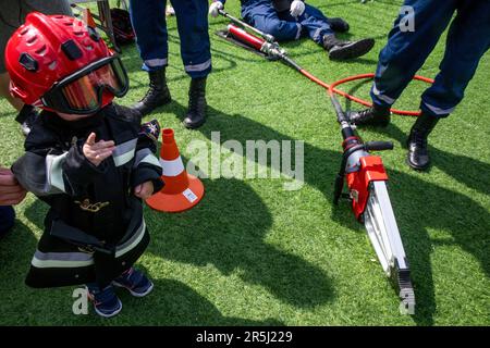 Mosca, Russia. 2nd giugno 2023. I soccorritori del Ministero delle situazioni di emergenza mostrano ai bambini come salvare le persone, presso il sito MES di VDNKh a Mosca, Russia Foto Stock