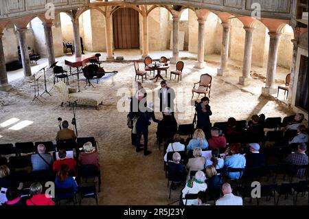 Giovanni Battista Pergolesi: La serva padrona - OPERNINTERMEZZO AUS ZWEI TEILEN, Konzeption und Regie von Eleni Ioannidou, Elvire Beekhuizen/Serpina S Foto Stock