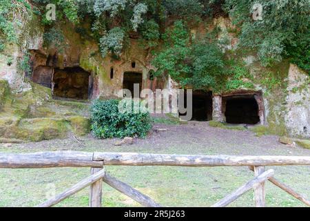 Grotte etrusche in pietra medievale vicino all'antica città italiana di Sutri Foto Stock