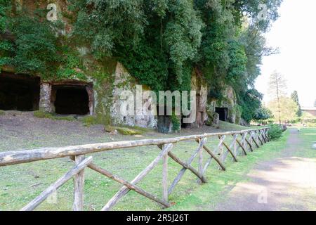 Grotte etrusche in pietra medievale vicino all'antica città italiana di Sutri Foto Stock