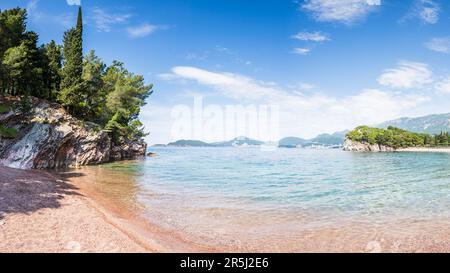 Un panorama a più immagini della costa poco profonda di Milocer Beach sulla costa del Montenegro. Foto Stock