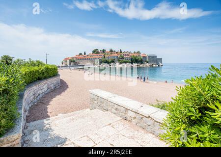 Pochi passi conducono la gente giù alla spiaggia di Ivano Vidoni vicino all'isola di Sveti Stefan in Montenegro visto nel maggio 2023. Foto Stock