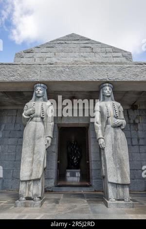 Due cariatidi che sorvegliano il Mausoleo di Petar II Petrovic-Njegos sul Monte Lovcen in Montenegro visto nel maggio 2023. Foto Stock