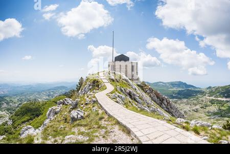 Percorso di ritorno al Mausoleo di Petar II Petrovic-Njegos, raffigurato dal punto panoramico sul Monte Lovcen in Montenegro nel maggio 2023. Foto Stock