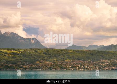 Paesaggio del lago di Ginevra (Lac Leman), vista della piccola città francese Evian in alta Savoia, Auvergne-Rodano-Alpi. Immagine ripresa a Losanna, Svizzeraola Foto Stock