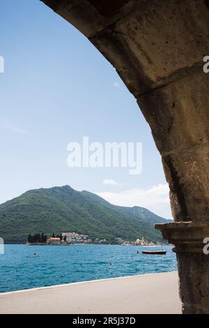 Il monastero cattolico di San Giorgio e nostra Signora delle rocce visto dal lungomare di Perast in Montenegro, nella foto del maggio 2023. Foto Stock