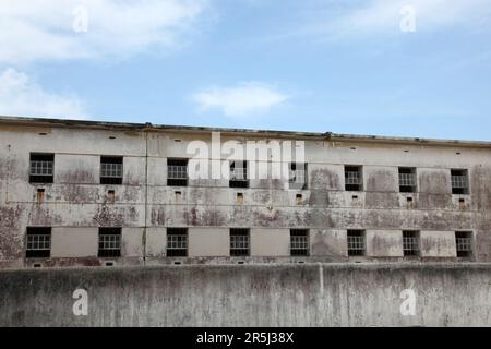 Le finestre di una prigione abbandonata a Peniche Portogallo. Foto Stock
