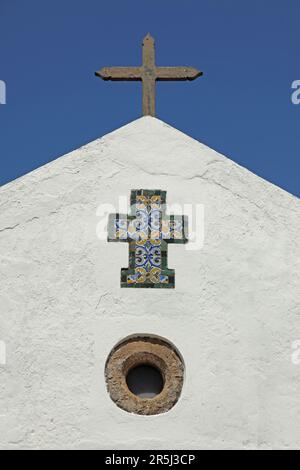 Particolare di una chiesa spagnola imbiancata con croce fatta di piastrelle. Vila Nova de Milfontes - Portogallo Foto Stock