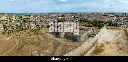 Veduta aerea panoramica del Castello medievale di Chinchon, provincia di Madrid. Catalogato come belle città della Spagna Foto Stock