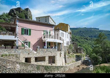 Corsica, un villaggio tradizionale in montagna, case tipiche Foto Stock