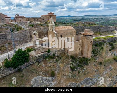 Comune di Moya di Spagna appartenente alla provincia di Cuenca, veduta aerea dettaglio chiesa di San Bartolome Foto Stock