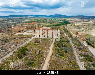 Comune di Moya di Spagna appartenente alla provincia di Cuenca, veduta aerea dettaglio le chiese di San Bartolome, Santa Maria e Trinidad. Foto Stock