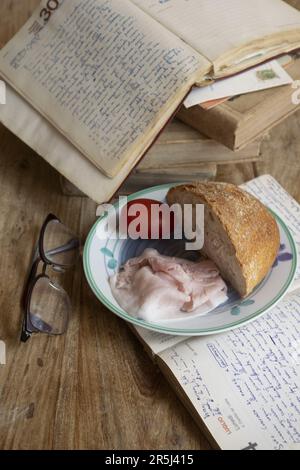 menu veloce con pane e prosciutto cotto durante lo studio Foto Stock