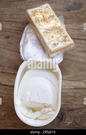 cracker e formaggio speadable leggero per una dieta sana di carboidrati e grassi Foto Stock