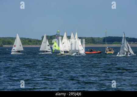 Rutland, Regno Unito. 3rd giugno 2023. Meteo nel Regno Unito. Mentre i previsori del tempo prevedono il giorno più caldo dell'anno, gli appassionati di vela godono del sole e del vento orientale sull'acqua di Rutland. Picture Credit: Tim Scrivener/Alamy Live News Foto Stock