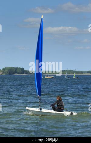 Rutland, Regno Unito. 3rd giugno 2023. Meteo nel Regno Unito. Mentre i previsori del tempo prevedono il giorno più caldo dell'anno, gli appassionati di vela godono del sole e del vento orientale sull'acqua di Rutland. Picture Credit: Tim Scrivener/Alamy Live News Foto Stock