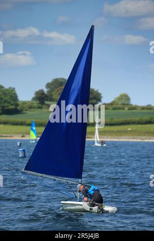 Rutland, Regno Unito. 3rd giugno 2023. Meteo nel Regno Unito. Mentre i previsori del tempo prevedono il giorno più caldo dell'anno, gli appassionati di vela godono del sole e del vento orientale sull'acqua di Rutland. Picture Credit: Tim Scrivener/Alamy Live News Foto Stock