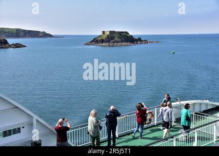 Irish Ferries nuovo traghetto da crociera sul Mare d'Irlanda MS OSCAR WILDE, nella foto al Porto di Rosslare e dopo aver attraversato l'attracco del Mare d'Irlanda a Pembroke Dock Foto Stock