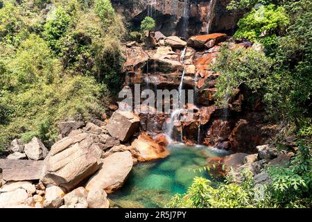 Vista panoramica sulla splendida cascata Prut con piscina naturale turchese nella regione di Cherrapunji a Meghalaya, India Foto Stock