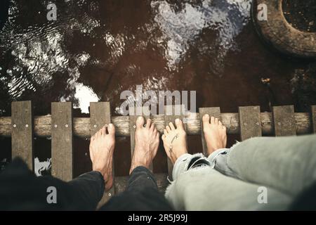 Finchè im qui con voi... una coppia irriconoscibile in piedi insieme su una passerella. Foto Stock