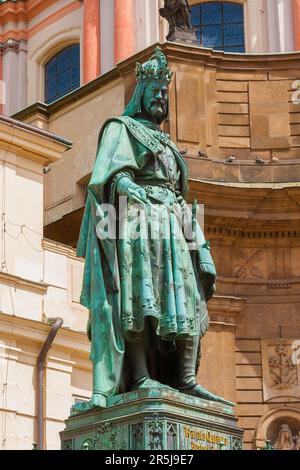 Re Carlo IV di Boemia e monumento in bronzo del Sacro Romano Impero a Praga, eretto nel 1849 Foto Stock