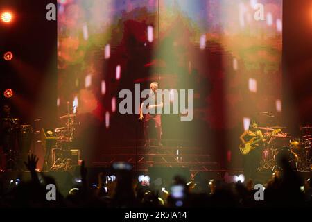 Pamplona, Navarra. España. 3 junio 2023. Música. Concierto en vivo. El cantante Alejandro Sanz icia la segunda parte de su giro «Sanz en vivo» en el Pabellón Navarra Arena de Pamplona con un concierto que ha tomado especial importancia después de que el pasado 27 de mayo el artista dijera en sus redes sociales que no se encontraba bien de ánimo pero que quería seguir adelante con la giro, en Pamplona a 3 de junio de 2023. Crédito: Iñigo Alzugaray/Cordon Press Pamplona, Navarra. Spagna. 3rd giugno 2023. Musica. Concerto dal vivo. Il cantante Alejandro Sanz inizia la seconda parte del suo 'Sanz en vivo Foto Stock