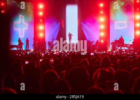 Pamplona, Navarra. España. 3 junio 2023. Música. Concierto en vivo. El cantante Alejandro Sanz icia la segunda parte de su giro «Sanz en vivo» en el Pabellón Navarra Arena de Pamplona con un concierto que ha tomado especial importancia después de que el pasado 27 de mayo el artista dijera en sus redes sociales que no se encontraba bien de ánimo pero que quería seguir adelante con la giro, en Pamplona a 3 de junio de 2023. Crédito: Iñigo Alzugaray/Cordon Press Pamplona, Navarra. Spagna. 3rd giugno 2023. Musica. Concerto dal vivo. Il cantante Alejandro Sanz inizia la seconda parte del suo 'Sanz en vivo Foto Stock