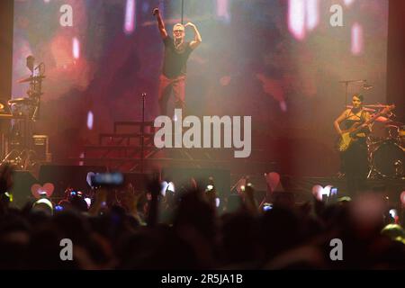 Pamplona, Navarra. España. 3 junio 2023. Música. Concierto en vivo. El cantante Alejandro Sanz icia la segunda parte de su giro «Sanz en vivo» en el Pabellón Navarra Arena de Pamplona con un concierto que ha tomado especial importancia después de que el pasado 27 de mayo el artista dijera en sus redes sociales que no se encontraba bien de ánimo pero que quería seguir adelante con la giro, en Pamplona a 3 de junio de 2023. Crédito: Iñigo Alzugaray/Cordon Press Pamplona, Navarra. Spagna. 3rd giugno 2023. Musica. Concerto dal vivo. Il cantante Alejandro Sanz inizia la seconda parte del suo 'Sanz en vivo Foto Stock