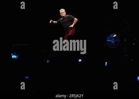 Pamplona, Navarra. España. 3 junio 2023. Música. Concierto en vivo. El cantante Alejandro Sanz icia la segunda parte de su giro «Sanz en vivo» en el Pabellón Navarra Arena de Pamplona con un concierto que ha tomado especial importancia después de que el pasado 27 de mayo el artista dijera en sus redes sociales que no se encontraba bien de ánimo pero que quería seguir adelante con la giro, en Pamplona a 3 de junio de 2023. Crédito: Iñigo Alzugaray/Cordon Press Pamplona, Navarra. Spagna. 3rd giugno 2023. Musica. Concerto dal vivo. Il cantante Alejandro Sanz inizia la seconda parte del suo 'Sanz en vivo Foto Stock