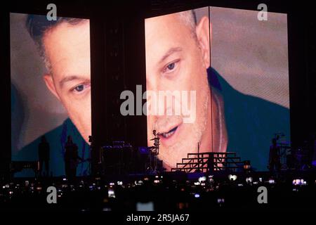 Pamplona, Navarra. España. 3 junio 2023. Música. Concierto en vivo. El cantante Alejandro Sanz icia la segunda parte de su giro «Sanz en vivo» en el Pabellón Navarra Arena de Pamplona con un concierto que ha tomado especial importancia después de que el pasado 27 de mayo el artista dijera en sus redes sociales que no se encontraba bien de ánimo pero que quería seguir adelante con la giro, en Pamplona a 3 de junio de 2023. Crédito: Iñigo Alzugaray/Cordon Press Pamplona, Navarra. Spagna. 3rd giugno 2023. Musica. Concerto dal vivo. Il cantante Alejandro Sanz inizia la seconda parte del suo 'Sanz en vivo Foto Stock