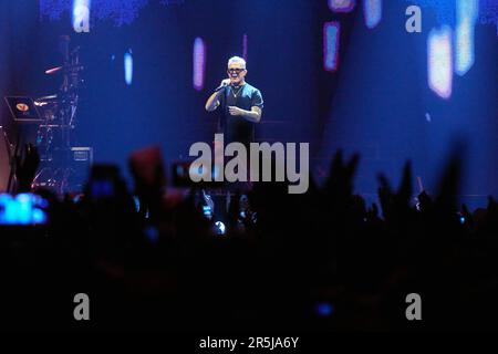 Pamplona, Navarra. España. 3 junio 2023. Música. Concierto en vivo. El cantante Alejandro Sanz icia la segunda parte de su giro «Sanz en vivo» en el Pabellón Navarra Arena de Pamplona con un concierto que ha tomado especial importancia después de que el pasado 27 de mayo el artista dijera en sus redes sociales que no se encontraba bien de ánimo pero que quería seguir adelante con la giro, en Pamplona a 3 de junio de 2023. Crédito: Iñigo Alzugaray/Cordon Press Pamplona, Navarra. Spagna. 3rd giugno 2023. Musica. Concerto dal vivo. Il cantante Alejandro Sanz inizia la seconda parte del suo 'Sanz en vivo Foto Stock