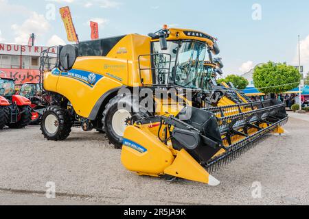 Novi Sad, Serbia - 25 maggio 2023: Modern New Holland Farming Crop Harvester on Agricultural fair a Novi Sad Foto Stock