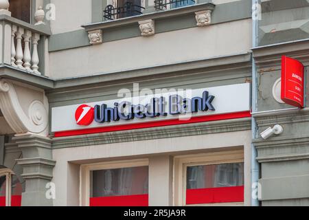 Zrenjanin, Serbia - 29 aprile 2023: Cartello bancario UniCredit in costruzione. Questa banca fa parte di un gruppo bancario internazionale con sede a Milano Foto Stock