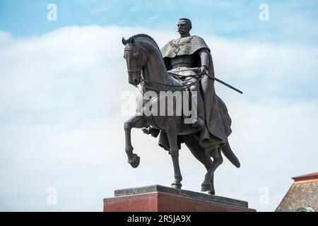 Zrenjanin, Serbia - 29 aprile 2023: Il monumento al re Pietro i Karadjordjevic sulla piazza della città. Foto Stock