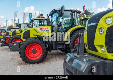 Novi Sad, Serbia - 25 maggio 2023: Nuovo trattore agricolo Claas in fiera agricola a Novi Sad Foto Stock