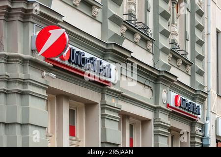 Zrenjanin, Serbia - 29 aprile 2023: Cartello bancario UniCredit in costruzione. Questa banca fa parte di un gruppo bancario internazionale con sede a Milano Foto Stock