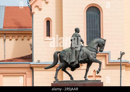 Zrenjanin, Serbia - 29 aprile 2023: Il monumento al re Pietro i Karadjordjevic sulla piazza della città. Foto Stock