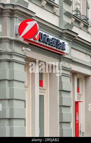 Zrenjanin, Serbia - 29 aprile 2023: Cartello bancario UniCredit in costruzione. Questa banca fa parte di un gruppo bancario internazionale con sede a Milano Foto Stock