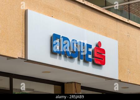 Zrenjanin, Serbia - 29 aprile 2023: Logo della banca Erste sulla facciata dell'edificio, un fornitore austriaco di servizi finanziari nell'Europa centrale e orientale Foto Stock