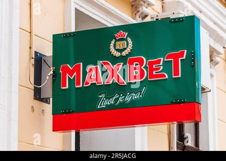 Zrenjanin, Serbia - 29 aprile 2023: Cartello Maxbet. Questo è casinò e scommesse, gioco d'azzardo e slot machine società di parlors dalla Serbia Foto Stock