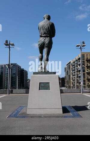 Statua di Bobby Moore allo stadio di Wembley. Foto Stock