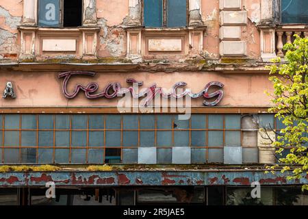 Zrenjanin, Serbia - 29 aprile 2023: Edificio in rovina di un vecchio grande magazzino chiuso Beograd, famoso marchio del 1980s nella ex Jugoslavia Foto Stock